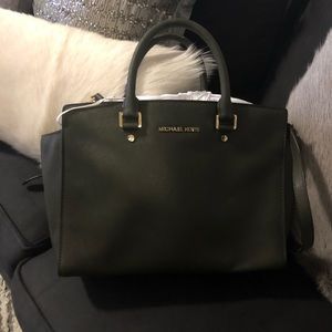 Classic cross body bag.